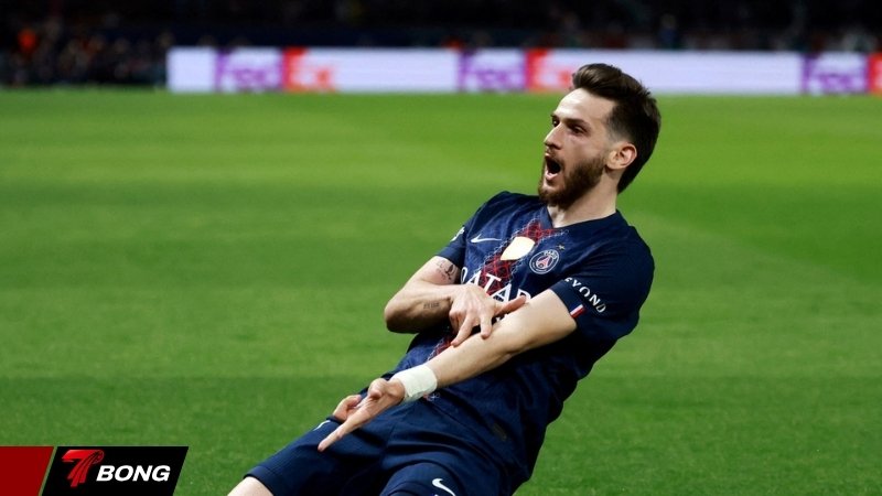 Khvicha Kvaratskhelia ghi bàn ấn định chiến thắng 2-0